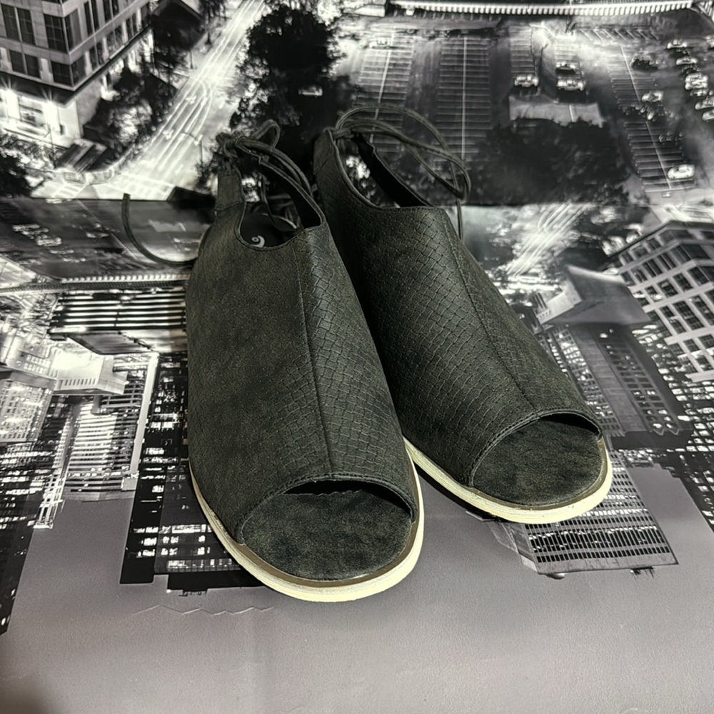 Journee Collection Peep Toe Flats
